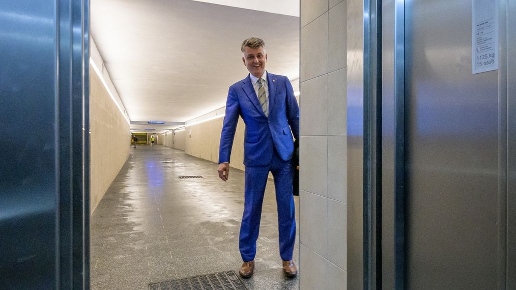 Kauza 80 milionů po tatínkovi: Odvolaný šéf železnic hraje o zlatý padák